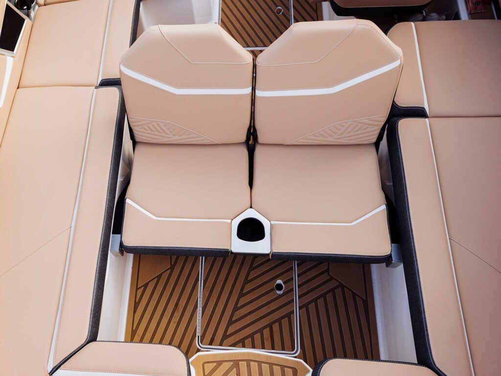 MasterCraft XStar 23 cockpit seating