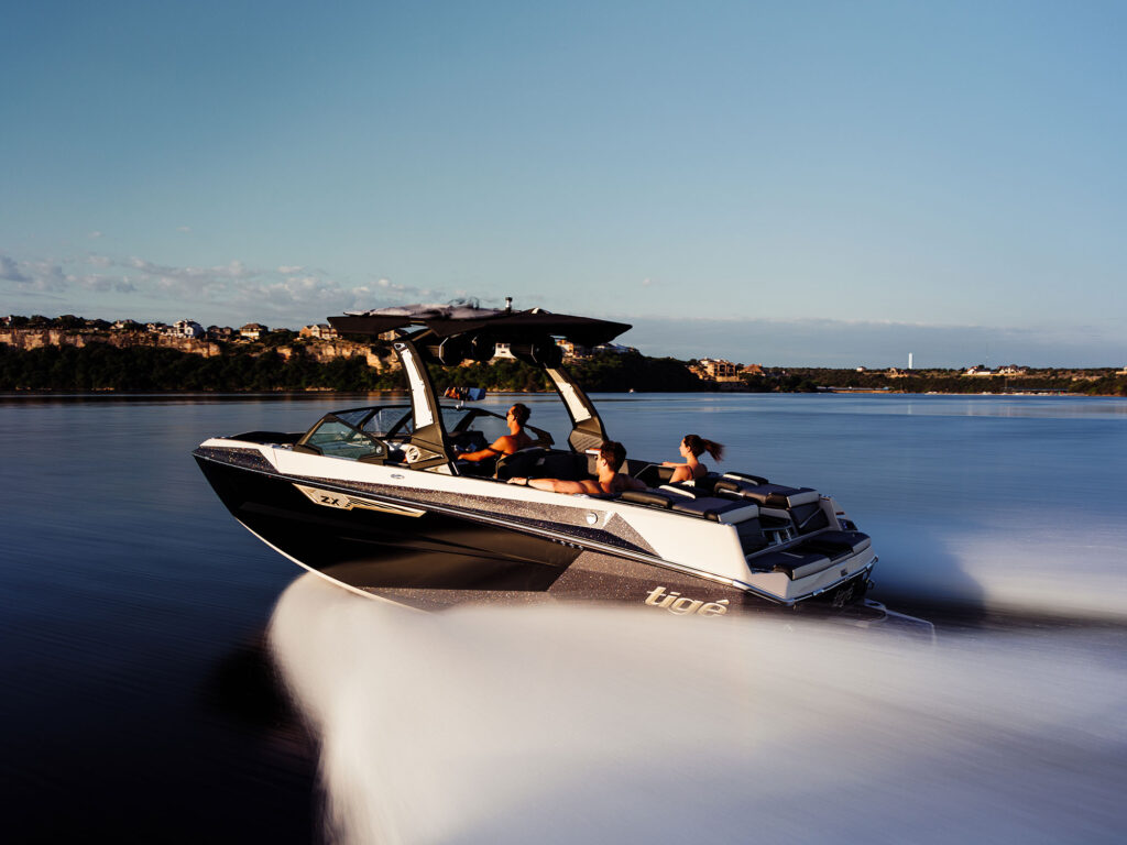 Tigé Ultré 23ZX running fast on the lake
