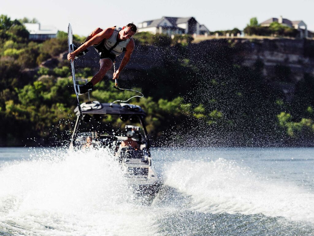 Tigé Ultré 23ZX wakeboarding