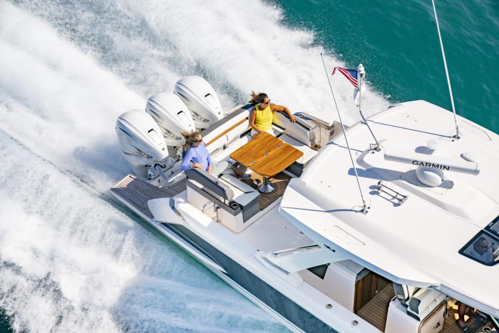Tiara Sport 43 LS cockpit table seating