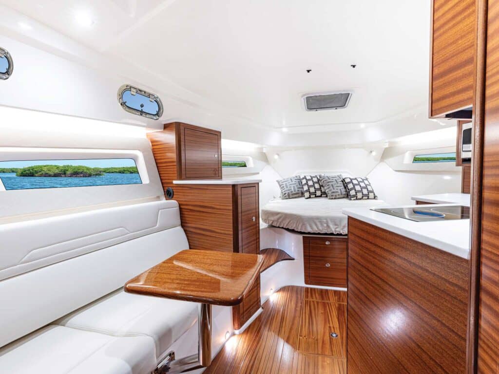 Pursuit OS 405 Offshore cabin