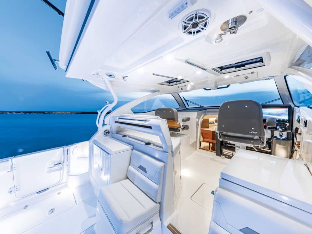 Pursuit OS 405 Offshore cockpit