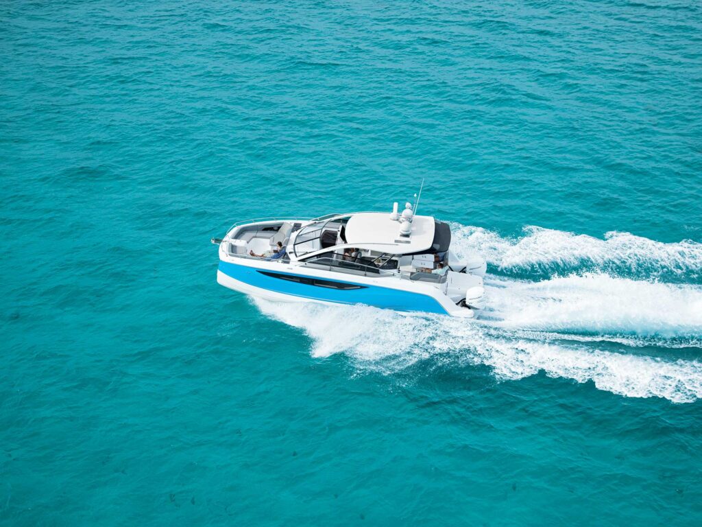 Four Winns TH36 in the ocean