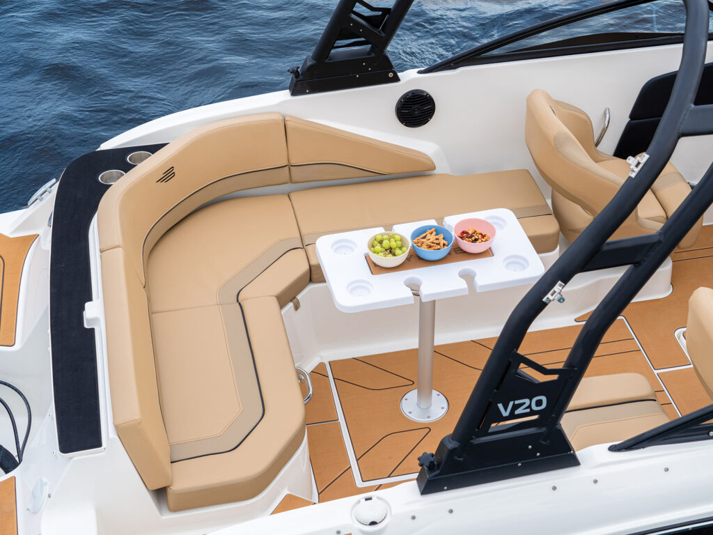Bayliner V20 cockpit