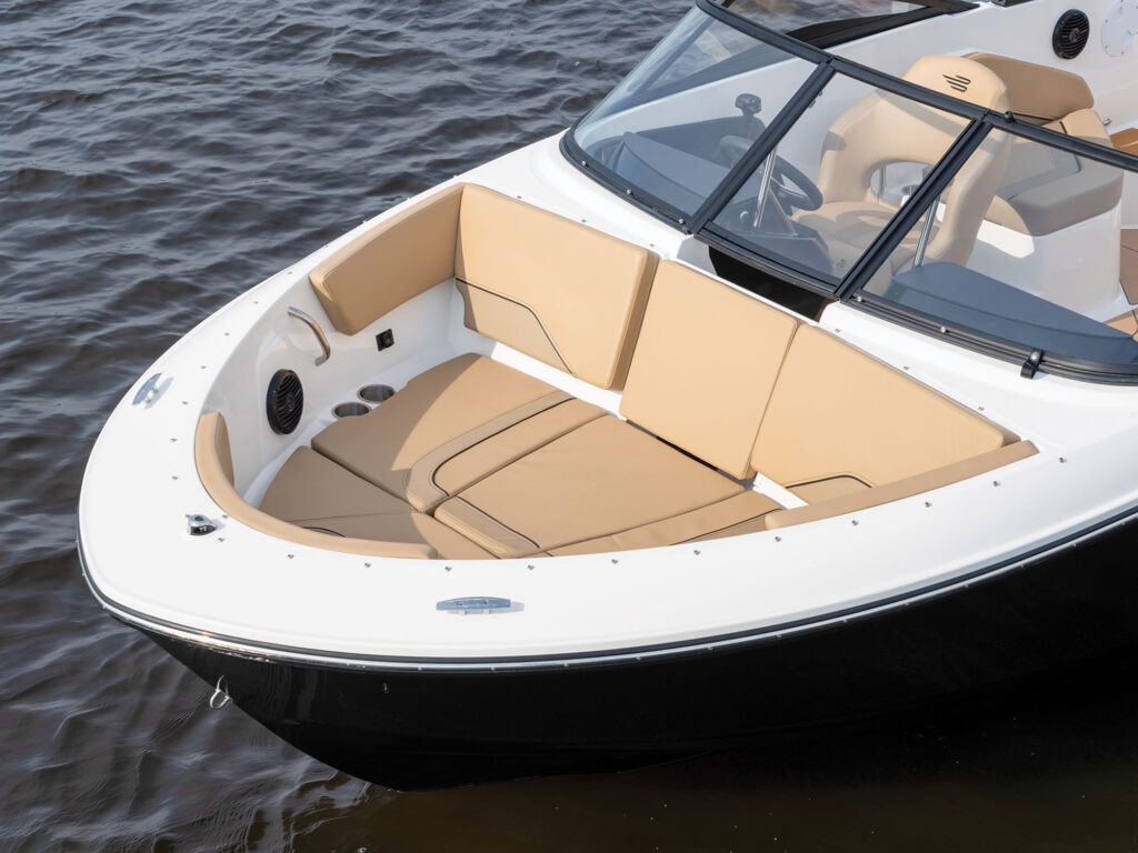 Bayliner V20 bow seating