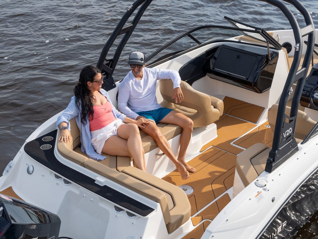 Bayliner V20 aft seating