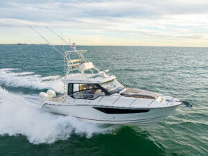 Boston Whaler 365 Conquest offshore