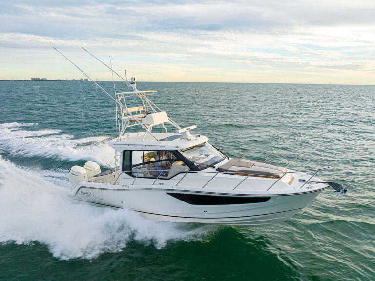 Boston Whaler 365 Conquest offshore