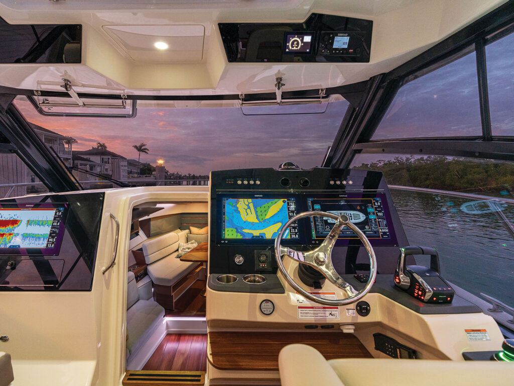 Boston Whaler 365 Conquest helm