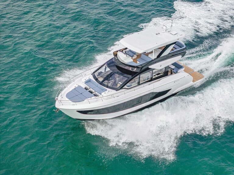 Cruisers Yachts 57 Fly cruising