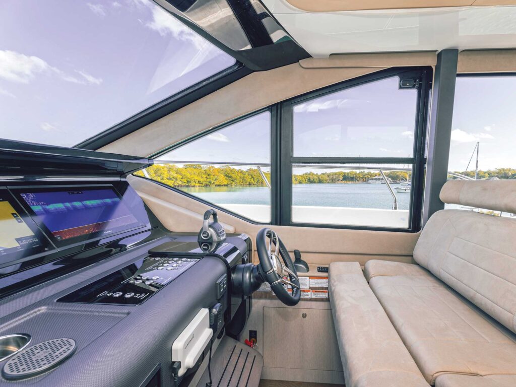 Cruisers Yachts 57 Fly helm