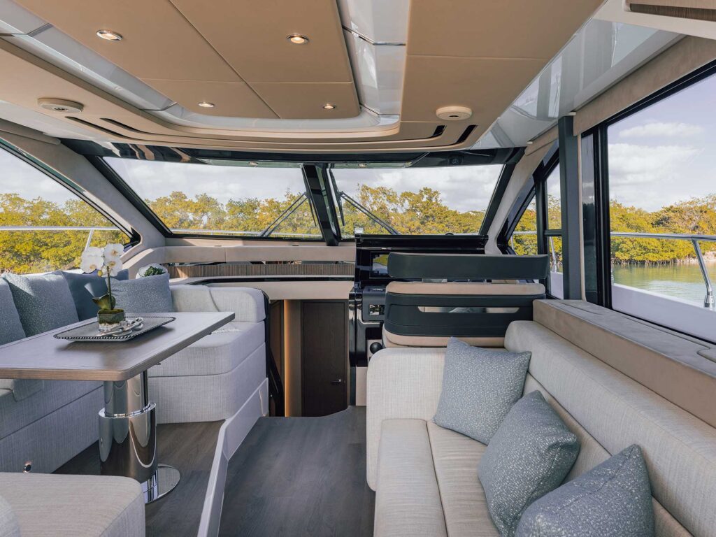 Cruisers Yachts 57 Fly salon
