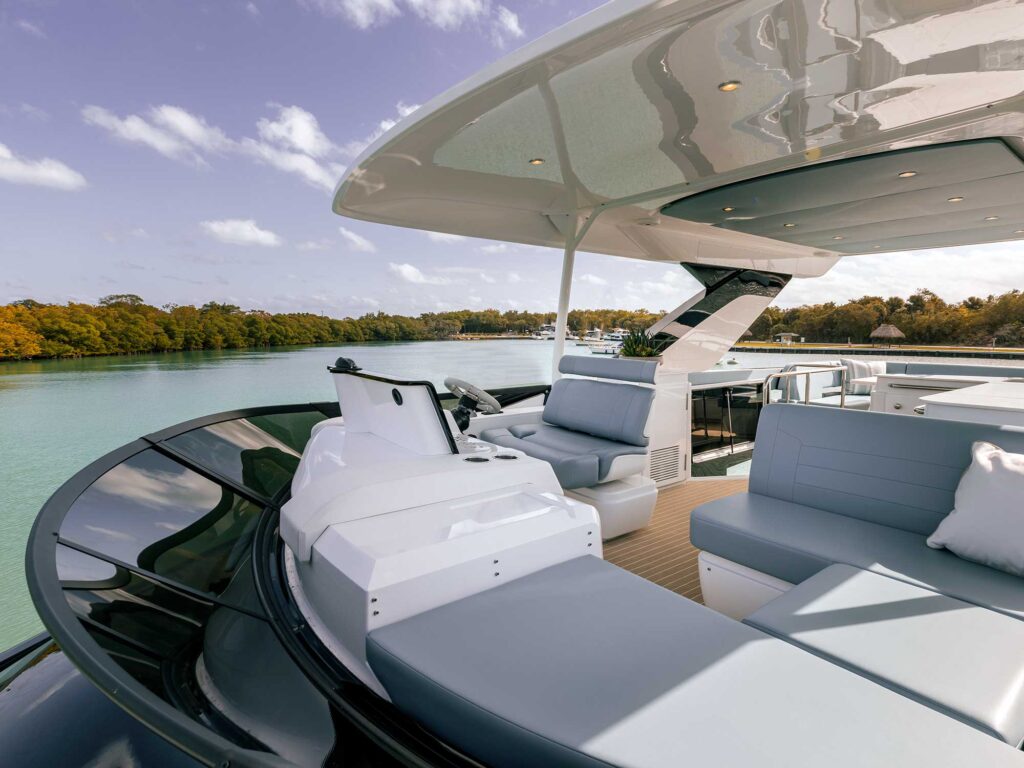 Cruisers Yachts 57 Fly upper station