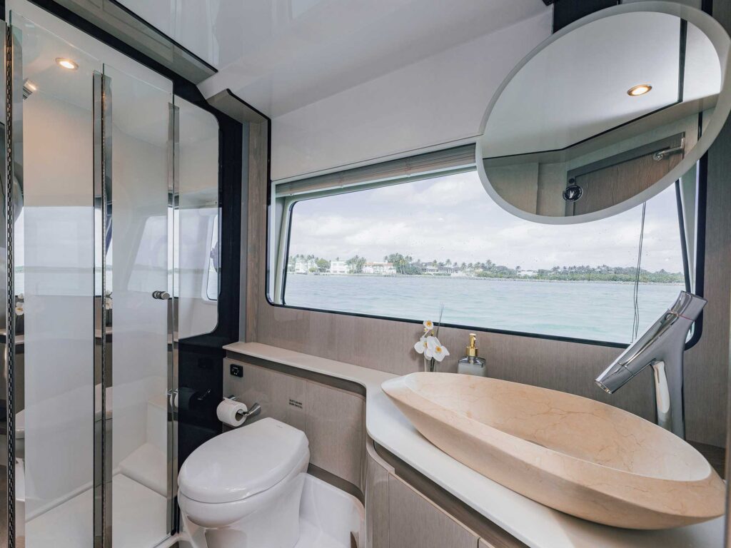 Cruisers Yachts 57 Fly head